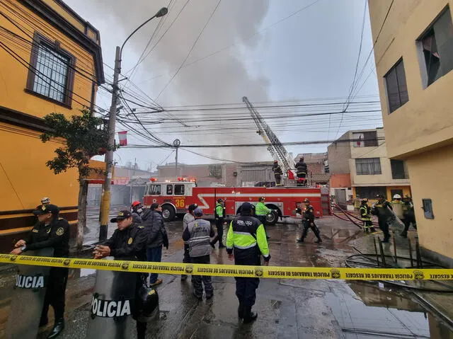 Bomberos controlan incendio de gran magnitud en Breña. Foto: La República   