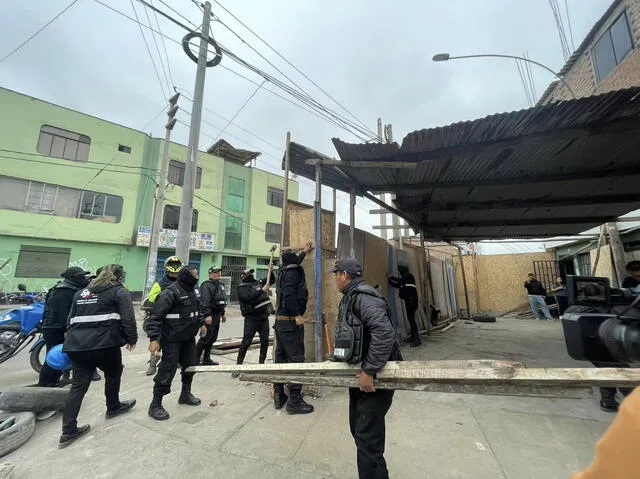  El personal de la municipalidad retiró la cochera que invadía el espacio público. Foto: Municipalidad SJM    