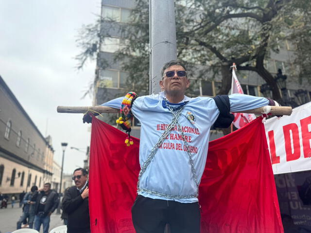 Docente proveniente de Junín lleva dos días amarrado a cruz de madera. Foto: Marcia Chahua    