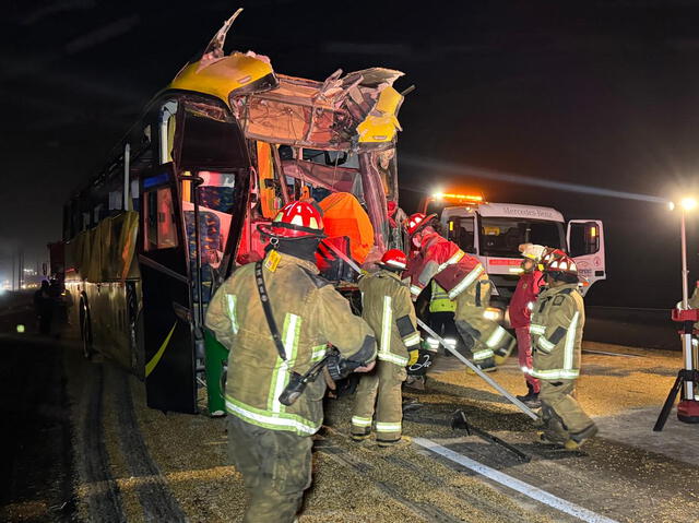 Bomberos rescatan cuerpos en bus siniestrado. Foto: Martín Ayllón Pinto   