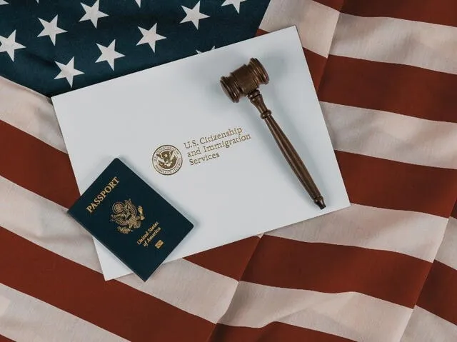  USCIS ofrece recursos y herramientas en varios idiomas para ayudar a los solicitantes a comprender el proceso migratorio. Foto: Immigration law   