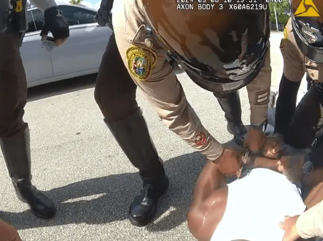 Según las imágenes publicadas, el incidente comenzó cuando un oficial de policía golpeó la ventana del coche de Tyreek Hill. Foto: Captura X.   