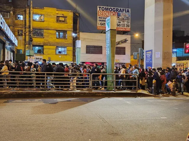 Tiempo de espera en la estación Miguel Grau puede superar los 15 minutos. Foto: Nicole Valera/La República    