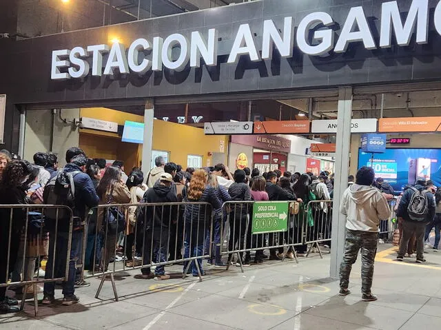 Ingreso a la estación Angamos en hora punta. Foto: Nicole Valera/La República    