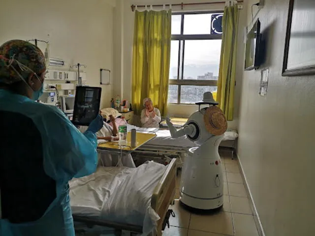 Un robot con inteligencia artificial, introducido en el Hospital San Juan de Dios en Chile, está ayudando al personal médico en tareas como la logística y la atención a pacientes. Foto: La Tercera   