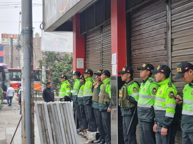 Contingente policial resguarda paraderos en San Juan de Lurigancho. Foto: Kevinn García/La República    