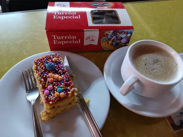  Pedido de turrón más café en la Antigua Panadería y Pastelería Huérfanos. Foto: David G./FoursQuare   