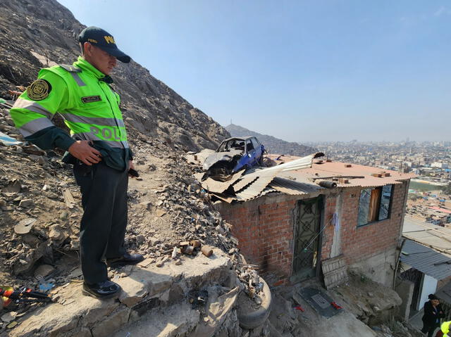 Debido al difícil acceso a la zona, el vehículo todavía no ha sido retirado. Foto: Mirian Torres/La República    