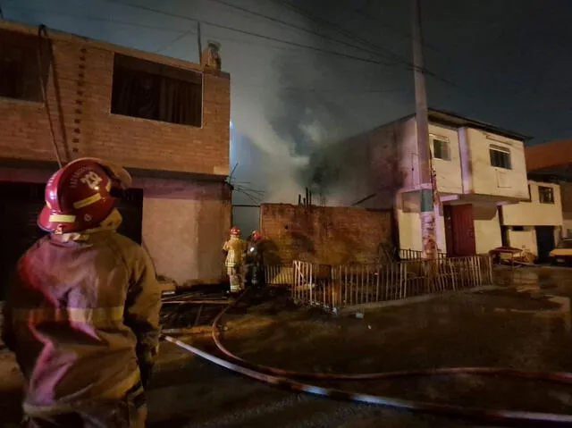 Bomberos continúan con los trabajos de extinción. Foto: Dayana Huerta/La República   