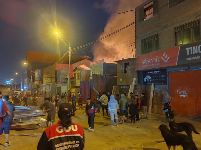 Dantesco incendio alarmó a los vecinos de Puente Piedra. Foto: Dayana Huerta/La República    