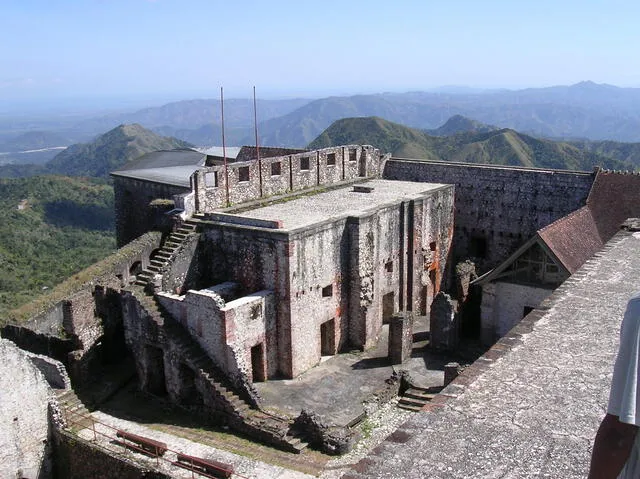  Es el castillo más grande de América Latina, construido en lo alto de una montaña con muros de 40 metros de altura. Foto: PalmTreeMusings   