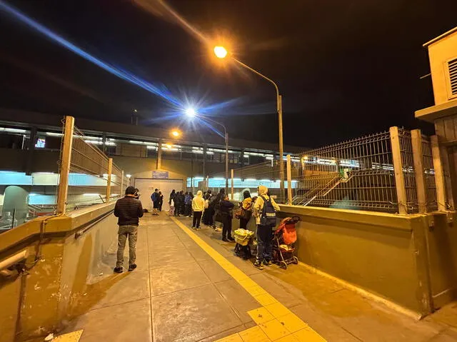 Ciudadanos esperan la apertura de la estación Atocongo. Foto: Dayana Huerta/ La República    