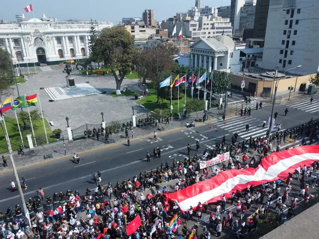 Ciudadanos abren bandera del Perú frente al Congreso. Foto: LR/John Reyes   