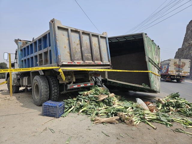 Producto del camión más afectado terminó en medio de la pista. Foto: Kevinn García/La República   