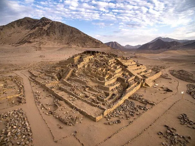 La ciudad de Caral se caracteriza por su impresionante arquitectura monumental, que incluye pirámides, plazas circulares hundidas y complejos residenciales. Foto: National Geographic.   