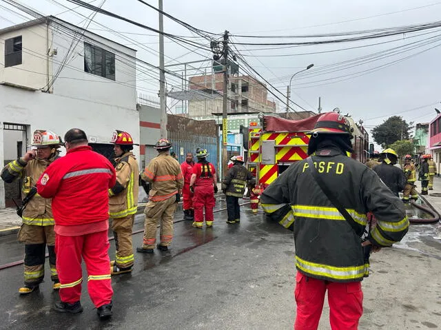 Incendio de código 2 fue controlado por varias unidades del Cuerpo General de Bomberos. Foto: Dayana Huerta/La República   