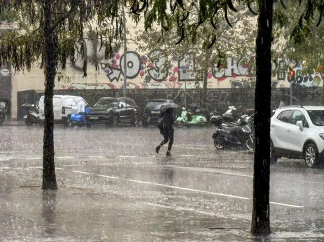 La cantidad de lluvia que cae sobre Barcelona capital ha obligado al ayuntamiento a activar el Plan Municipal de Emergencia. Foto: EFE   