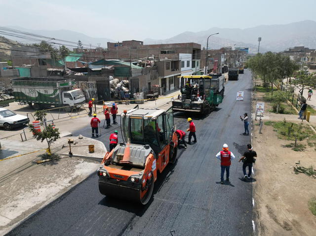  Las mejoras de asfaltado se realizan en la avenida Canto Grande hasta la av. Wiesse, beneficiando a miles de vecinos. Foto: SJL.   