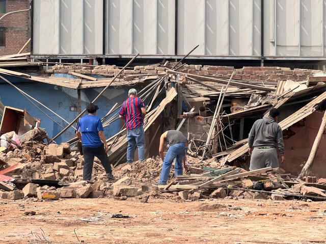 Ciudadanos buscan entre los escombros de sus viviendas. Foto: Marcia Chahua/La República    