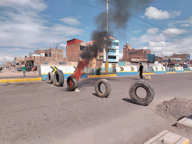  Queman llantas para cerrar vías en Puno. Foto: Cinthia Álvarez/La República   