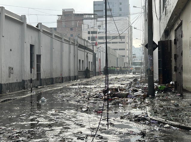 Los productos de la galería quedaron esparcidos en las calles cercanas. Foto: Dayana Huerta/La República    