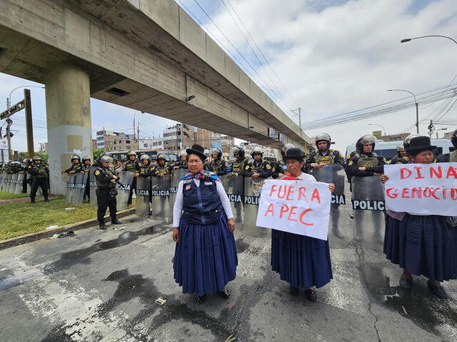  Manifestantes continuaron con sus reclamos frente a un amplio contingente policial. Foto: Dayana Huerta/La República    