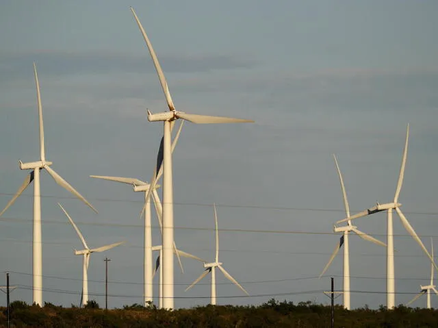 La carrera de técnico de turbinas eólicas es una de las de más rápido crecimiento en EE. UU., con un futuro prometedor y la demanda de personal técnica aumentando por la inversión en energías renovables. Foto: Telemundo   