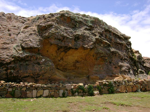  En la Roca de los Orígenes encuentran figuras simbólicas de Viracocha, el puma, la serpiente y el cóndor, animales clave en la cosmovisión andina. Foto: Alexson Scheppa   