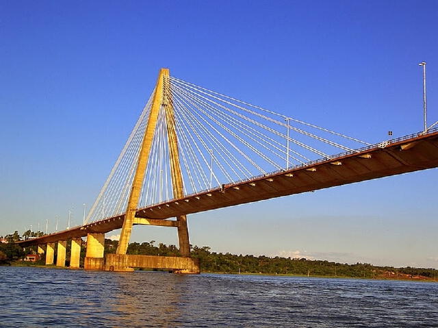  Con una longitud de 2.550 metros, el puente Internacional San Roque González de Santa Cruz está establecido sobre el río Paraná. Foto: La Tribuna.    