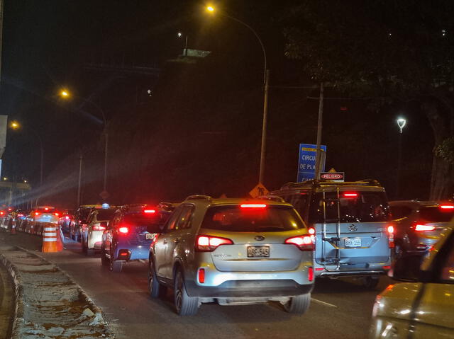  Reportan tráfico en bajada de Armendáriz, en Miraflores.&nbsp;Foto: Cristina Gálvez/La República   