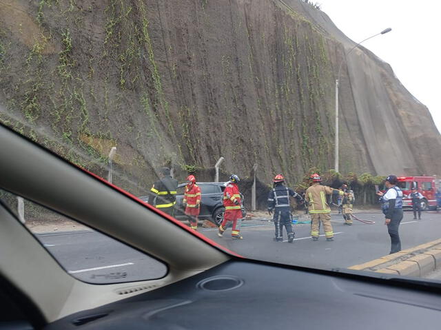 Bomberos auxiliaron a conductor de camioneta volcada. Foto: difusión   