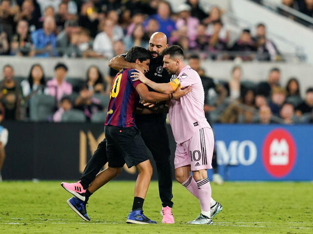 Cheuko desvío el intento de acercamiento por parte de un hincha a Messi. Foto: difusión   