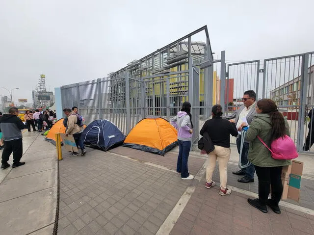 Director del colegio solicitó que los padres se retiren de la zona. Foto: Kevinn García/La República    