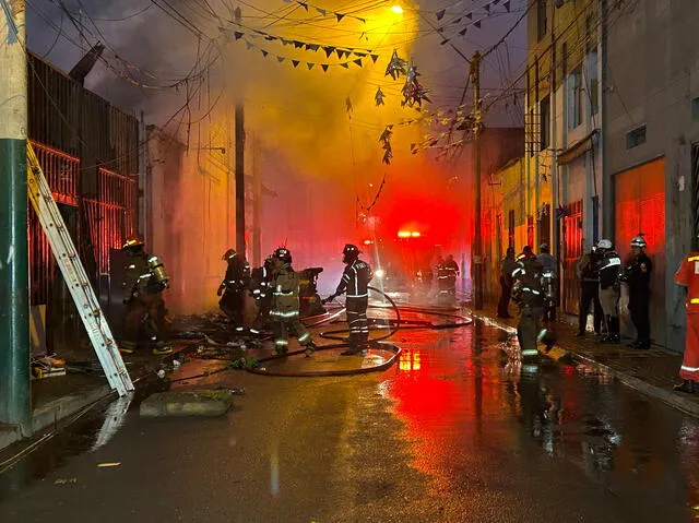 Bomberos trabajan para apagar el incendio en La Victoria. Foto: La República   