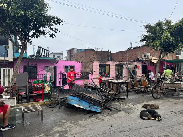 Damnificados rescatan sus pertenencias. Foto: La República    