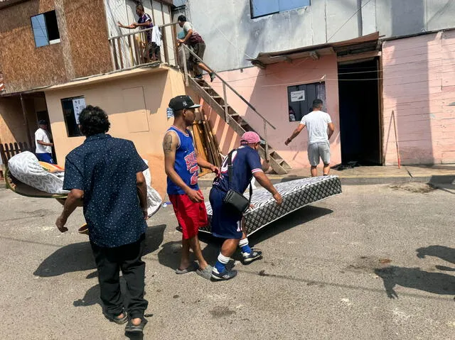 Vecinos de la zona intentando salvar sus pertenencias. Foto: La República.   