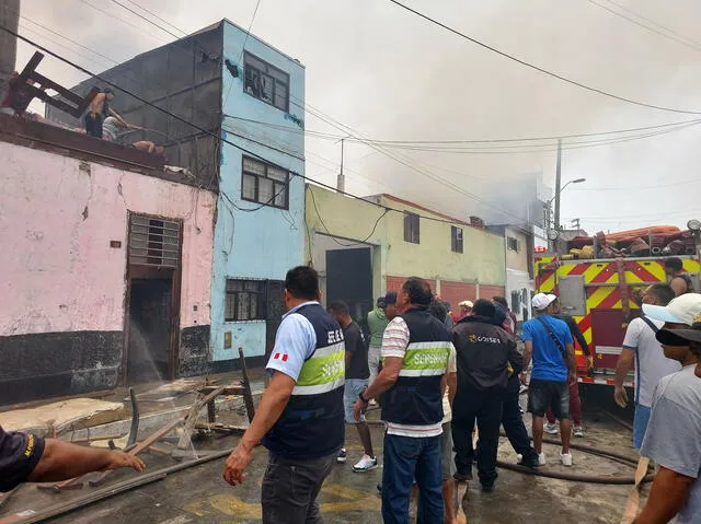 La rápida intervención de las autoridades y los bomberos logró controlar el incendio. Foto: Municipalidad del Callao   