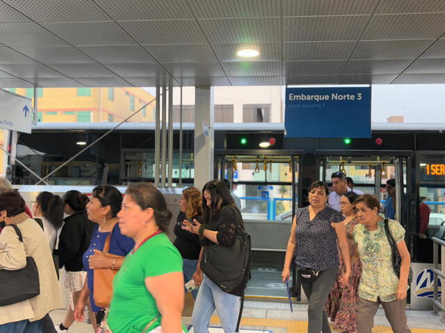 Paso de buses en el terminal Chimpu Ocllo suele ser lento durante la hora punta, según usuarios consultados. Foto: Grecia Infante/La República   