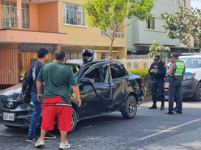 El gas se acumuló al interior del vehículo, que circulaba por la av. General Garzón. Foto: Kevinn García/La República   