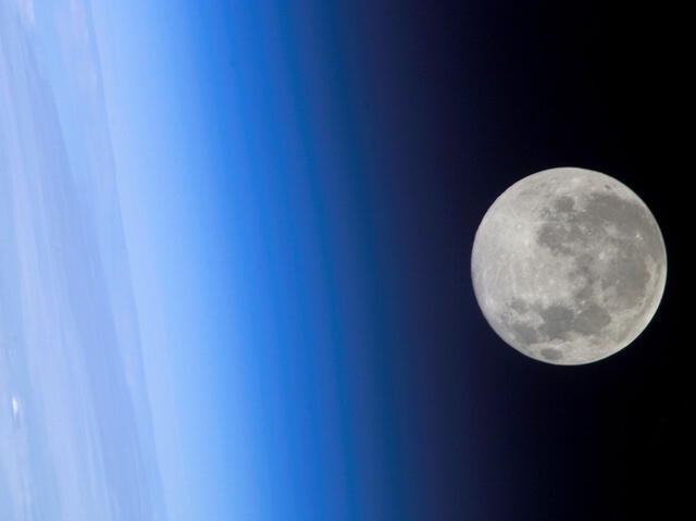  La desaceleración de la rotación de la Tierra está relacionada con la influencia gravitacional de la Luna.   