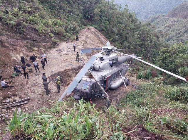 Helicóptero de la Policía Nacional del Perú aterrizó de emergencia en medio de la selva peruana. Foto: difusión    