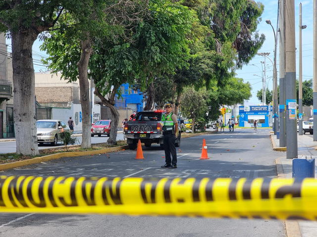 La policía cercó la escena del accidente y esperan para realizar las diligencias de ley. Foto: Rosa Quincho/La República   