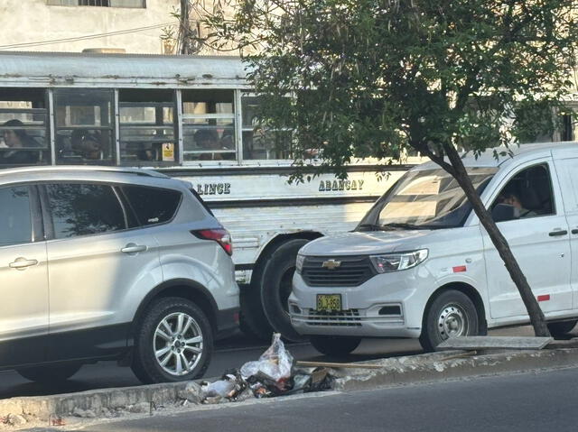 El tránsito vehicular fue restablecido luego de que UDEX constatara la falsa alarma. Foto: Rosario Rojas   