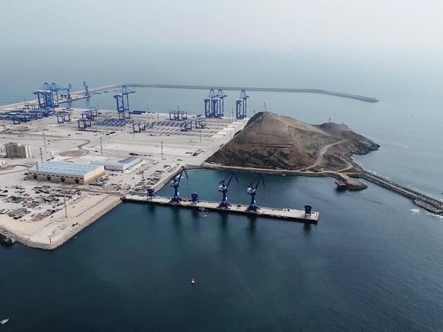  El megapuerto de Chancay aspira a convertirse en un hub logístico clave en el Pacífico, fortaleciendo el comercio entre Perú y Asia. Foto: EL PAÍS.    