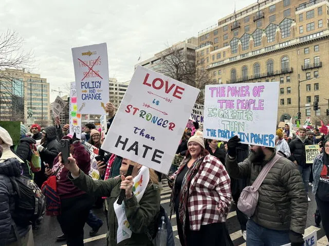 Manifestantes afirman que Trump vulnerará los derechos de las mujeres, los inmigrantes y la comunidad LGBT en Estados Unidos. Foto:   