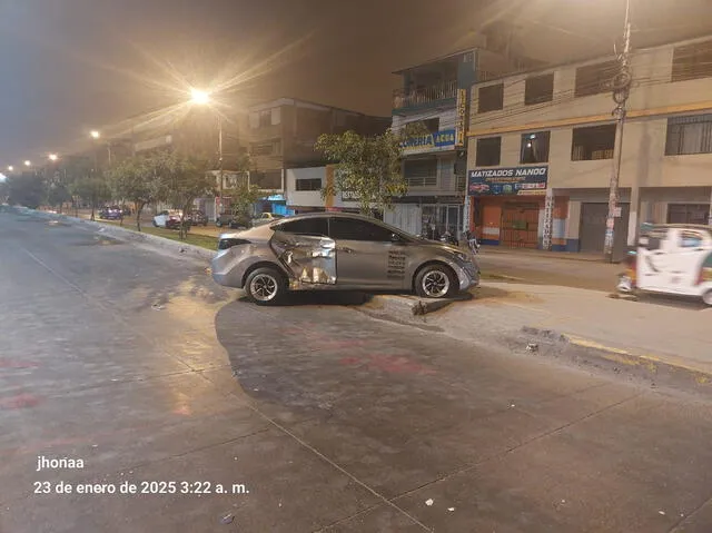 Vehículo conducido por el policía de franco tras el fuerte impacto con el motociclista. Foto: Marcia Chahua/La República    