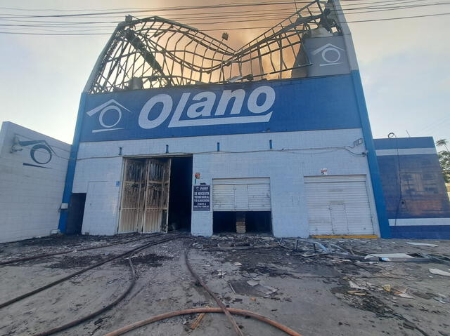  Incendio en ferretería moviliza a tres unidades de bomberos en Trujillo. Foto: Sergio Verde/LR    