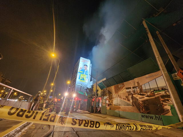 Los bomberos trabajan para apagar las llamas