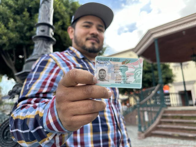  Miles de inmigrantes solicitan su Green Card en Estados Unidos. Foto: Los Ángeles Times   