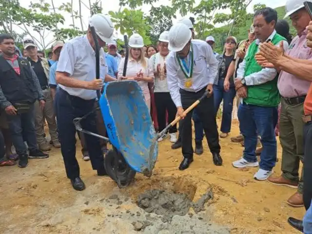 Gobernador regional en puesta de la primera piedra de la obra. Foto: Andina   